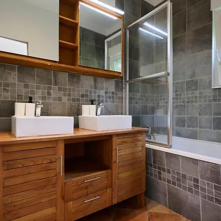 Apartment Beautiful 1900 House Full Equipped, 4bdrm+ Garden!