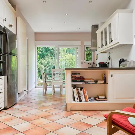 Apartment Beautiful 1900 House Full Equipped, 4bdrm+ Garden!